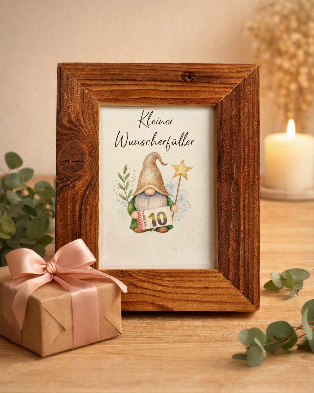 Altholzbilderrahmen mit Geldschein und der Aufschrift kleiner Wunscherfüller in wohnlicher Szene. 
