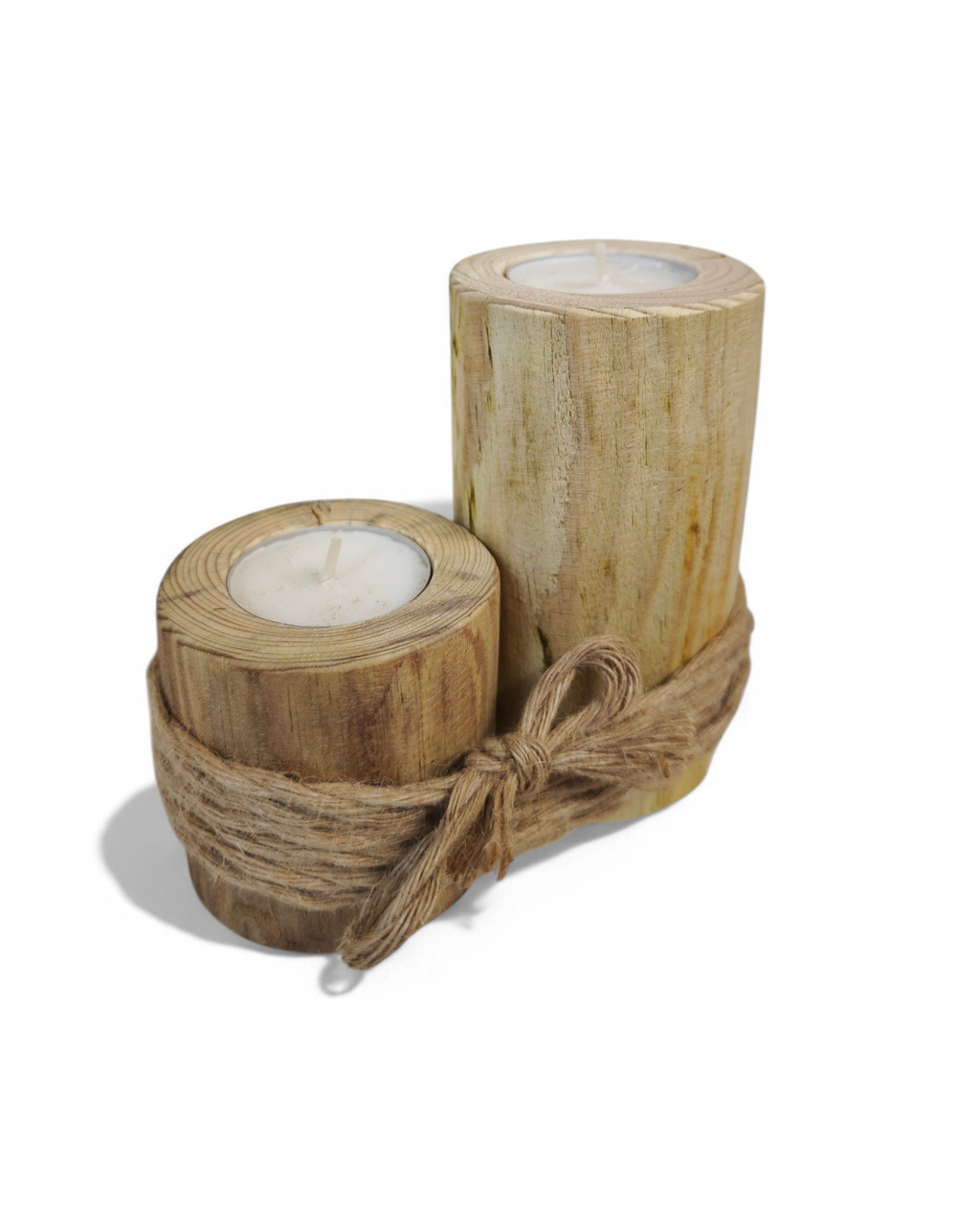 Kerzenständer für Teelichter aus Holzbaumstämmen, zusammengebunden mit feiner Leinenschnur. 