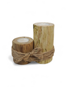 Kerzenständer aus Holzstämmen im Set zusammengebunden mit einer Leinenschnur. 