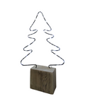 Beleuchteter Weihnachtsbaum aus Metall mit LED Lichterkette auf Holzsockel als Dekorationselement in der Weihnachtszeit 