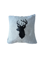 Graues Zirbenpolster, Zierkissen, mit alpinem Hirschmotiv. Handgefertigt in Tirol. 