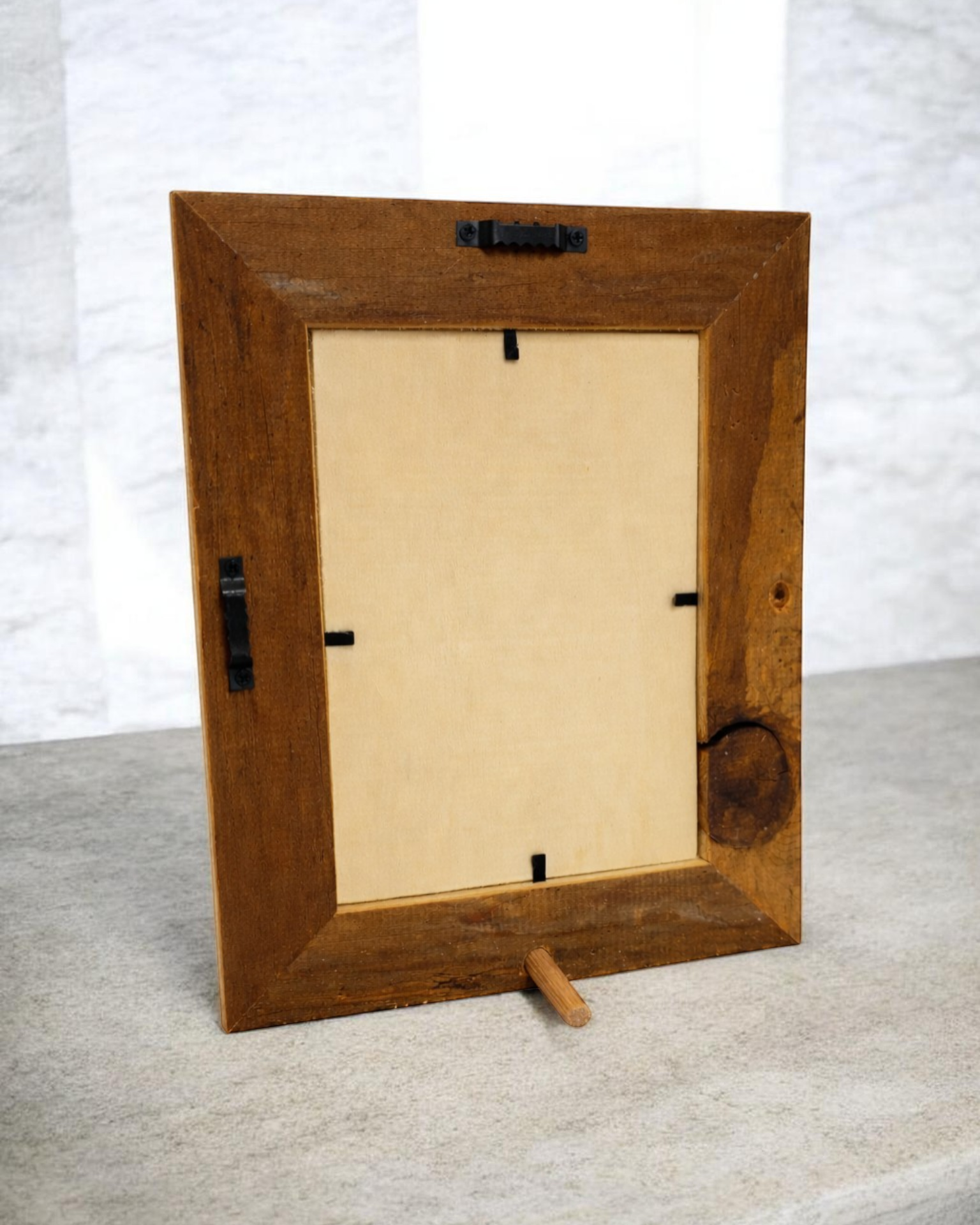 Bilderrahmen von alpikat in der Rückansicht mit Aufhängung und Aufstellvorrichtung. 