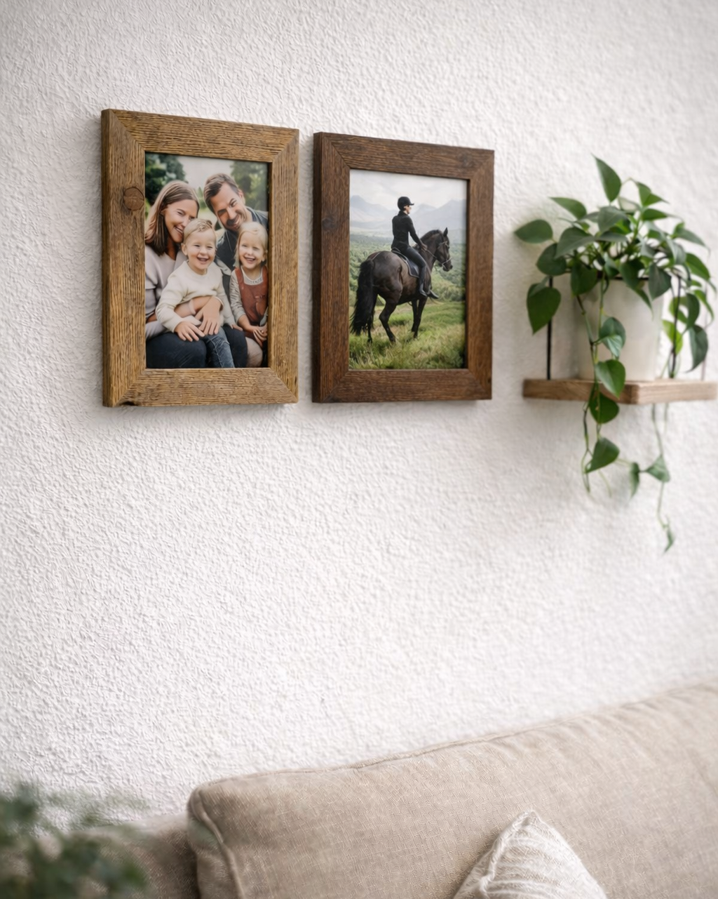 Zwei Varianten Bilderrahmen aus Altholz für das Fotoformat 10x15cm an der Wand hängend. 