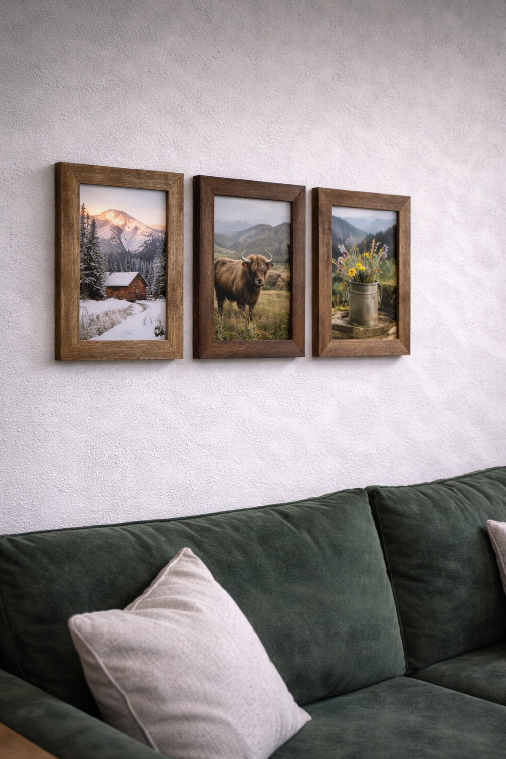 Drei Bilderrahmen an der Wand hängend aus Altholz für das Fotoformat 13x18cm.