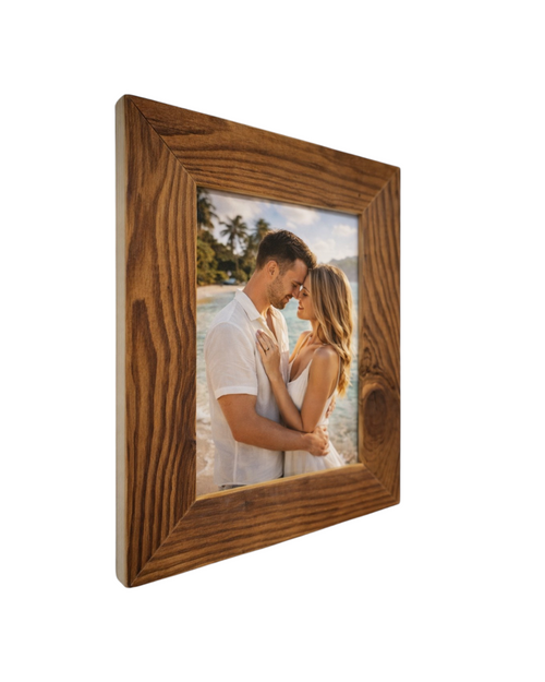 Seitenansicht eines Bilderrahmen aus Altholz für das Fotoformat 13x18cm.