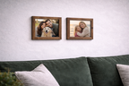 Zwei Bilderrahmen aus Altholz für das Fotoformat 13x18cm an der Wand hängend. 