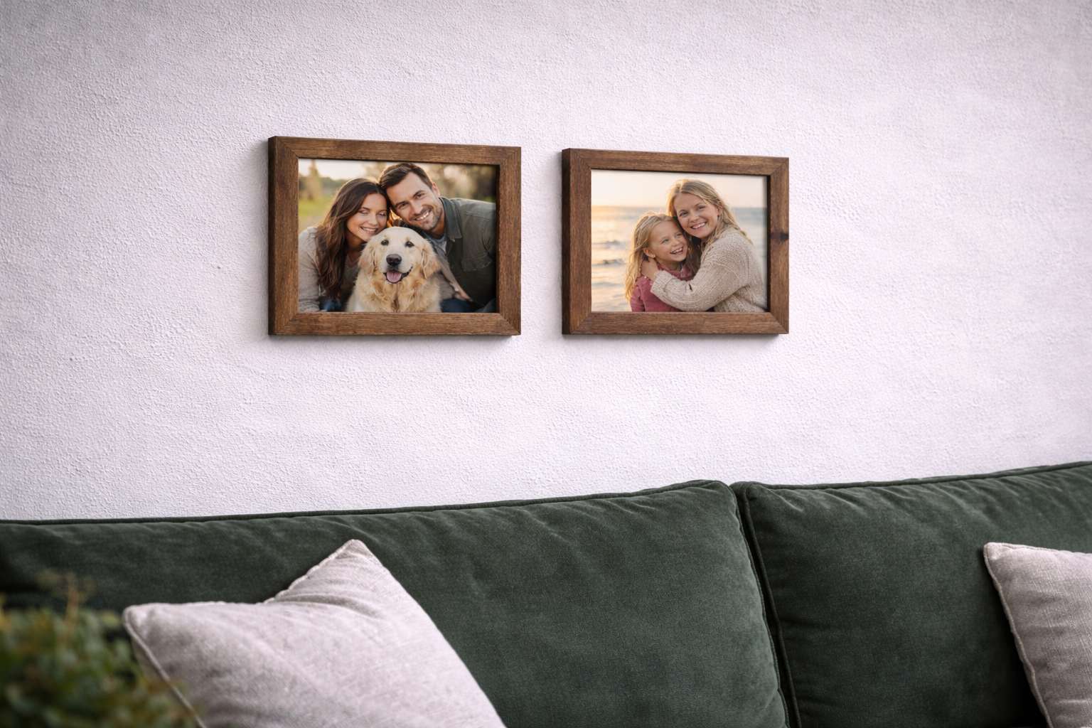 Zwei Bilderrahmen aus Altholz für das Fotoformat 13x18cm an der Wand hängend. 