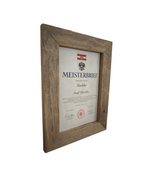 Seitenaufnahme eines Bilderrahmen aus Altholz für das Fotoformat 20x30cm.