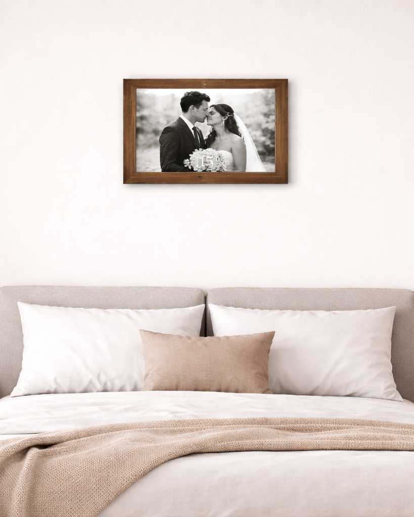 Handgemachter Bilderrahmen aus Altholz für das Fotoformat 30x40cm in einem Schlafzimmer. Am Foto ist ein Paar in schwarz weiß zu erkennen. 