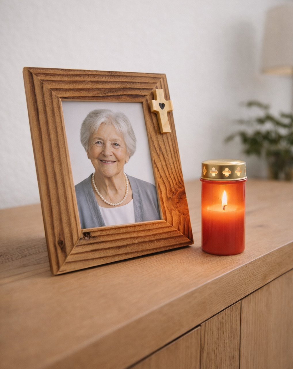 Bilderrahmen aus Altholz, rustikaler und hochwertiger Stil, zur Erinnerung an Verstorbene mit kleinem hellen Kreuz in der oberen rechten Ecke und einem Foto im Fotoformat 10x15cm. 