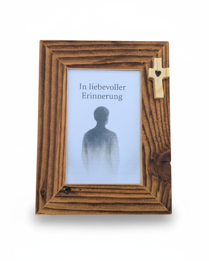 Bilderrahmen aus Altholz in rustikalem Stil zur Erinnerung an Verstorbene mit hellem Kreuz in der oberen, rechten Ecke. 