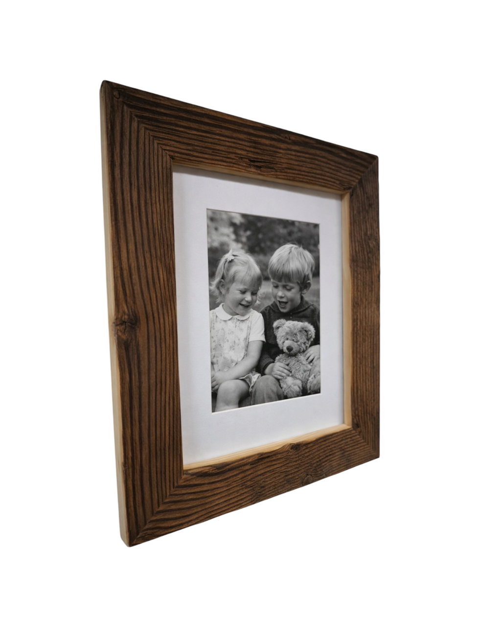 Bilderrahmen aus Altholz mit Passepartoutausschnitt für das Fotoformat 13x18cm in der Seitenansicht. 
