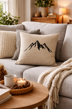 Beiges Zirbenkissen, 40x40cm, dekorativ genutzt im Wohnbereich. 