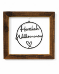 Bilderrahmen aus Altholz mit der Inschrift Herzlich Willkommen zum Aufhängen an der Wand in der Größe 30x30cm. 