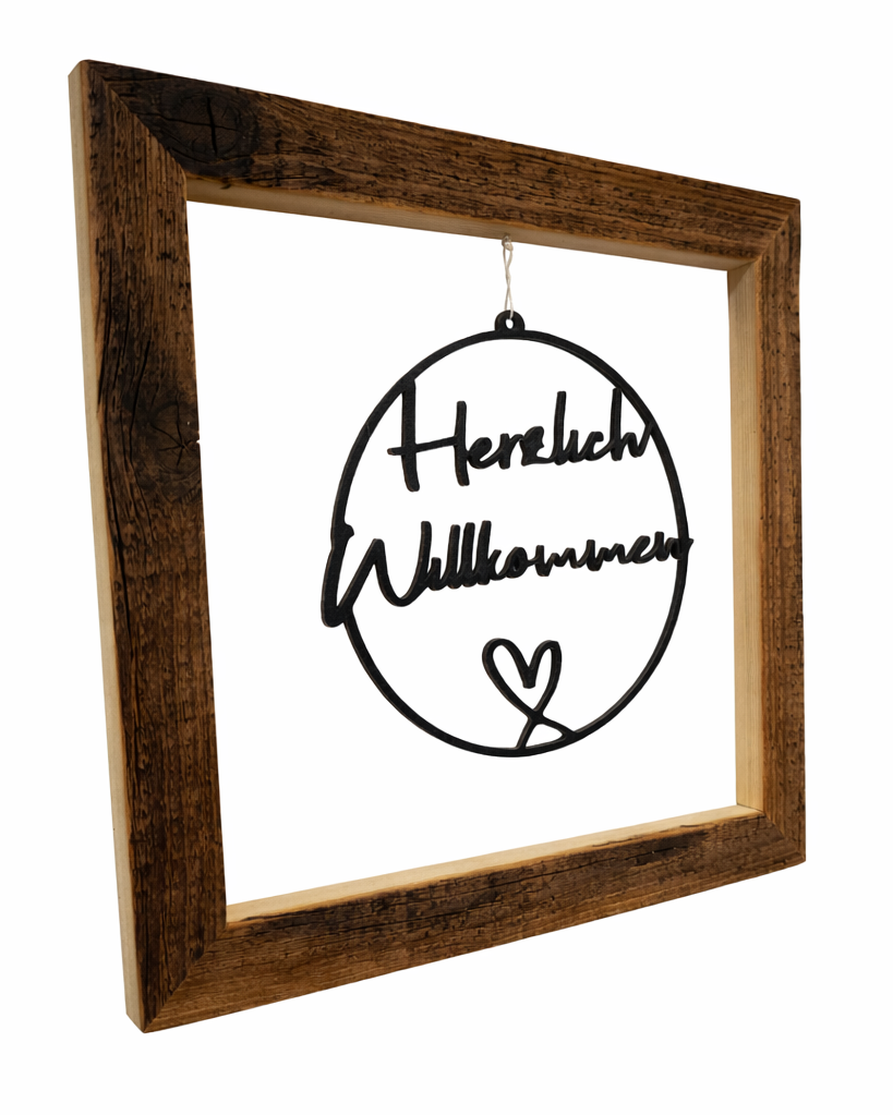 Seitenansicht eines Bilderrahmen aus Altholz mit der Inschrift Herzlich Willkommen zum Aufhängen an der Wand in der Größe 30x30cm. 