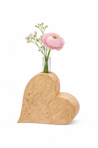 Handgefertigte Blumenvase in Herzform mit kleinem Blumenstrauß. 