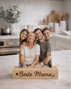 Dekorative Fotoleiste aus Fichtenholz mit persönlichem Familienfoto auf Küchenarbeitsplatte. 