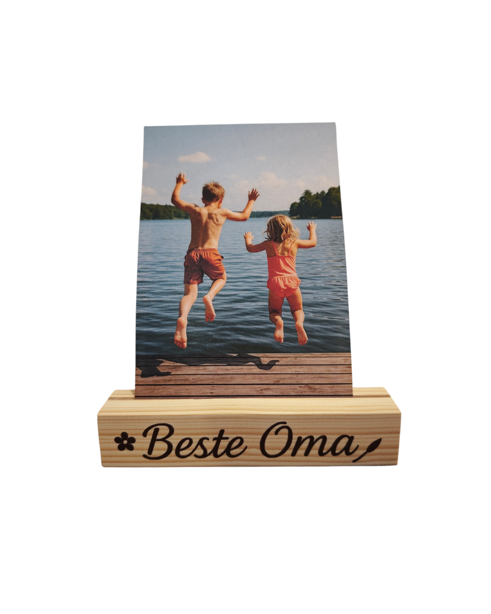 Fotoleiste aus Fichte mit der Aufschrift Beste Oma und einem Beispielbild. In dem Fotohalter können kleine Fotos, Postkarten oder Notizen im Schlitz eingesteckt werden. 