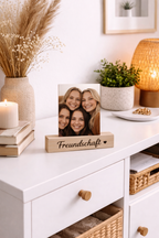 Fotoleiste aus Fichte mit der Aufschrift Freundschaft und einem Freundesfoto auf einem Sideboard. In dem Fotohalter können kleine Fotos, Postkarten oder Notizen im Schlitz eingesteckt werden. 