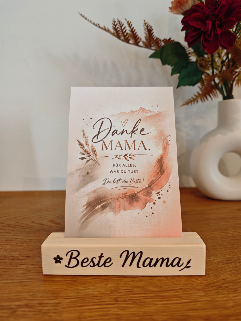 Dekorative Fotoleiste aus Fichtenholz aus Dekoelement zusätzlich zu einer Blumenvase auf einem Sideboard. 