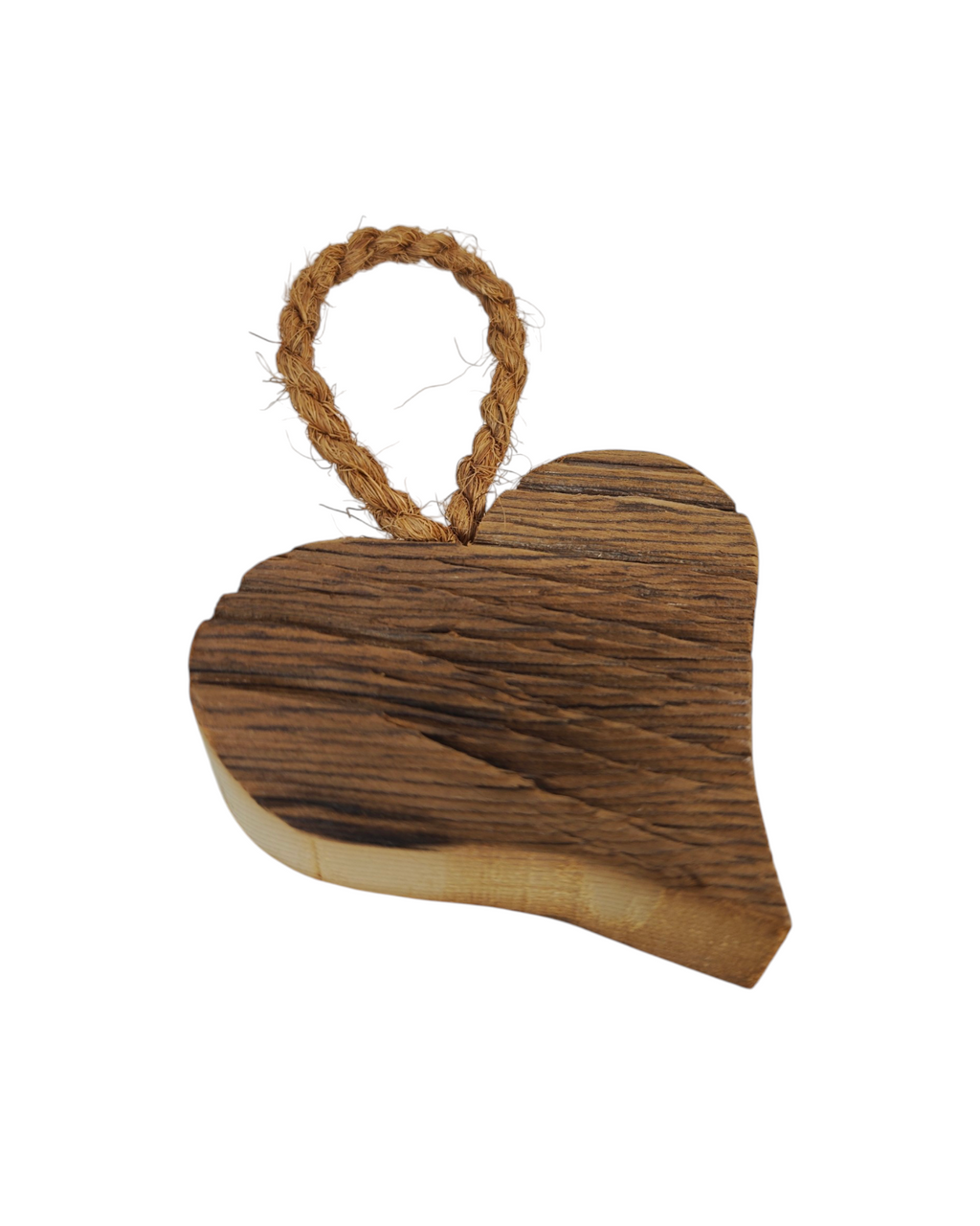 Herzform aus Altholz geschnitten zum Aufhängen geeignet. 