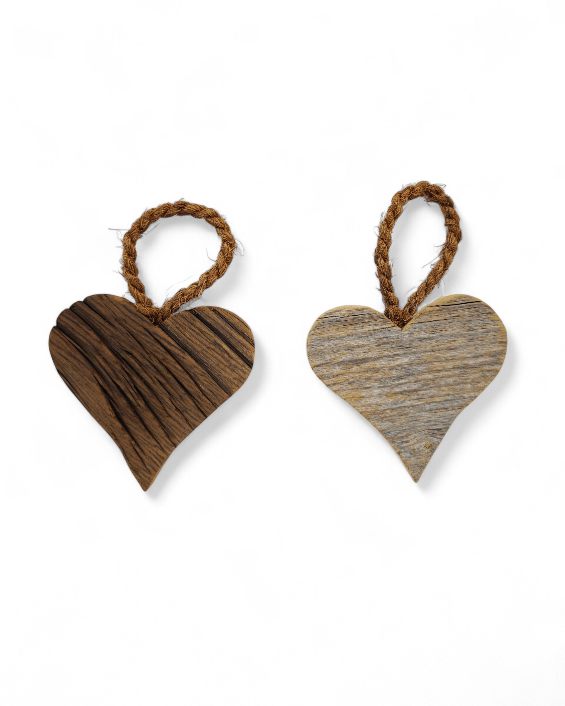 Handgefertigte Herzen aus Altholz mit Leinenschnur zum Aufhängen. 