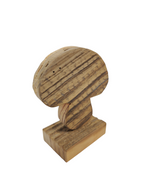 Kleiner Glückspilz aus Holz auf Sockel in Seitenansicht, handgemachte Deko