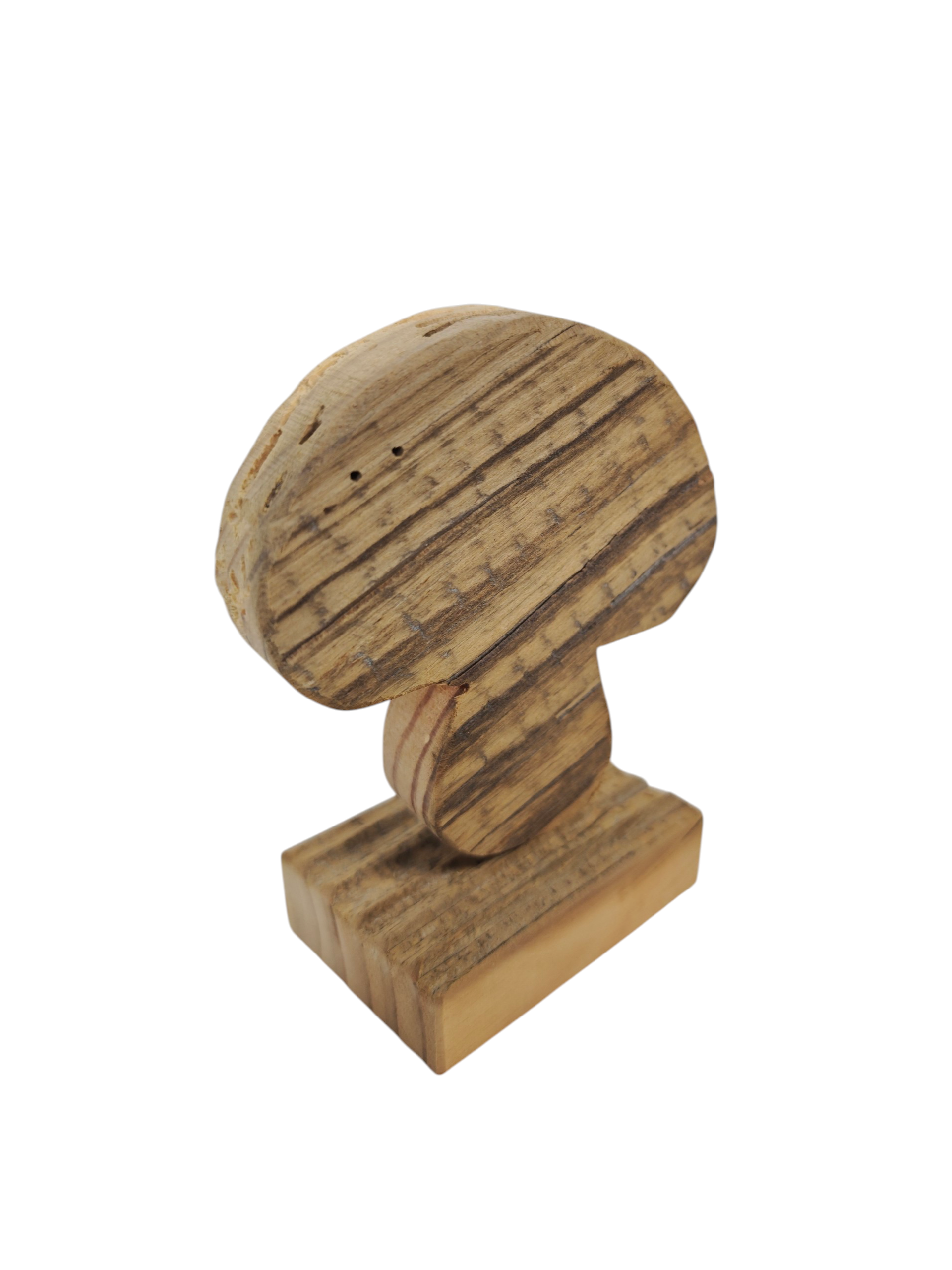 Kleiner Glückspilz aus Holz auf Sockel in Seitenansicht, handgemachte Deko