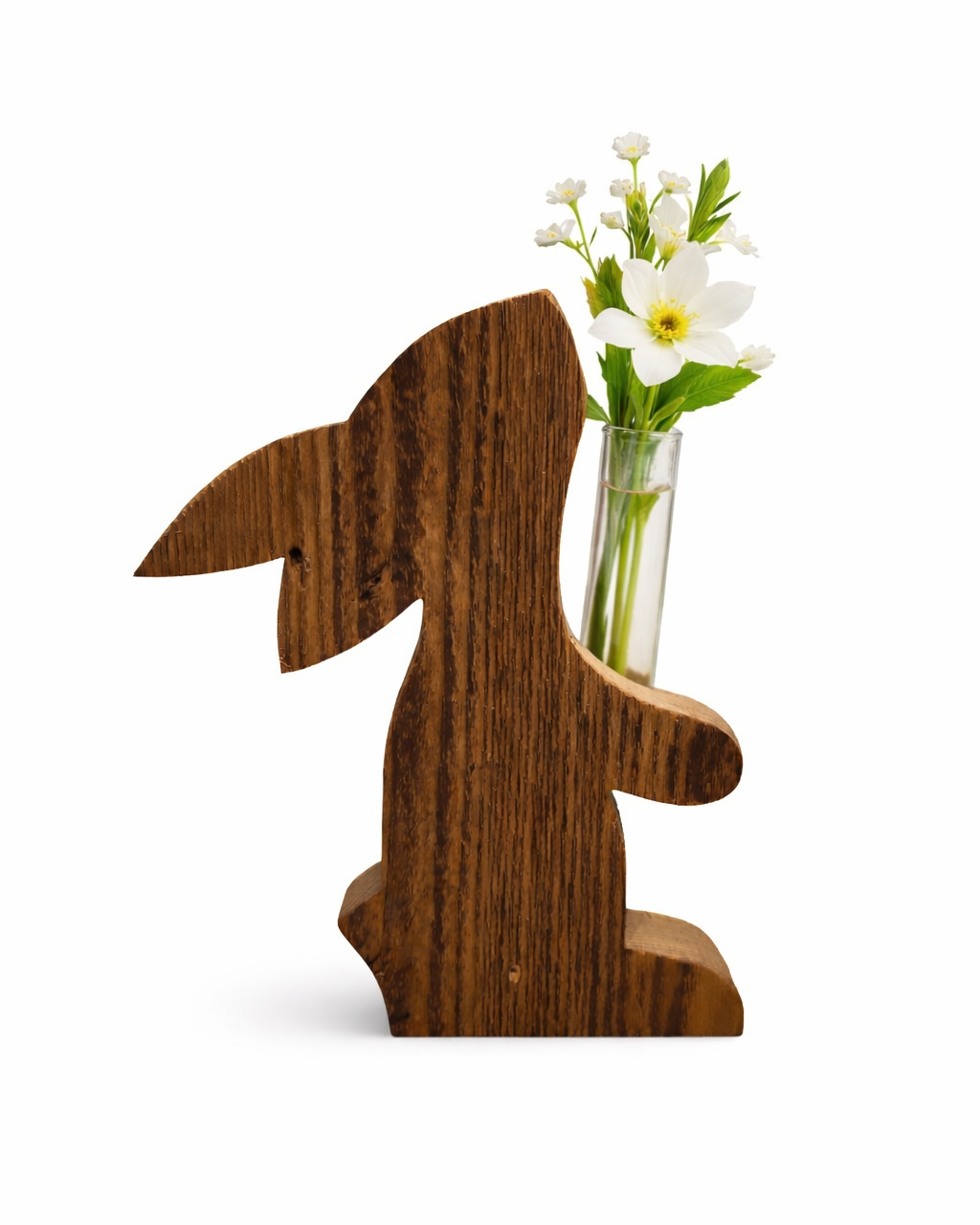 Kleiner Hase aus Altholz mit einem Reagenzglas in der Hand und Blume als Dekoration. Handgefertigt in Tirol. Perfekt als Geschenk zu Ostern. 