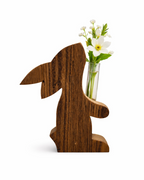 Kleiner Hase aus Altholz mit einem Reagenzglas in der Hand und Blume als Dekoration. Handgefertigt in Tirol. Perfekt als Geschenk zu Ostern. 