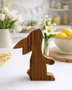 Handgemachter Hase aus Holz als Dekorationselement zu Ostern. 