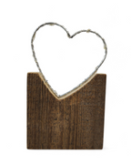 Herz mit LED Lichterkette umwickelt auf Sockelständer aus Altholz. 