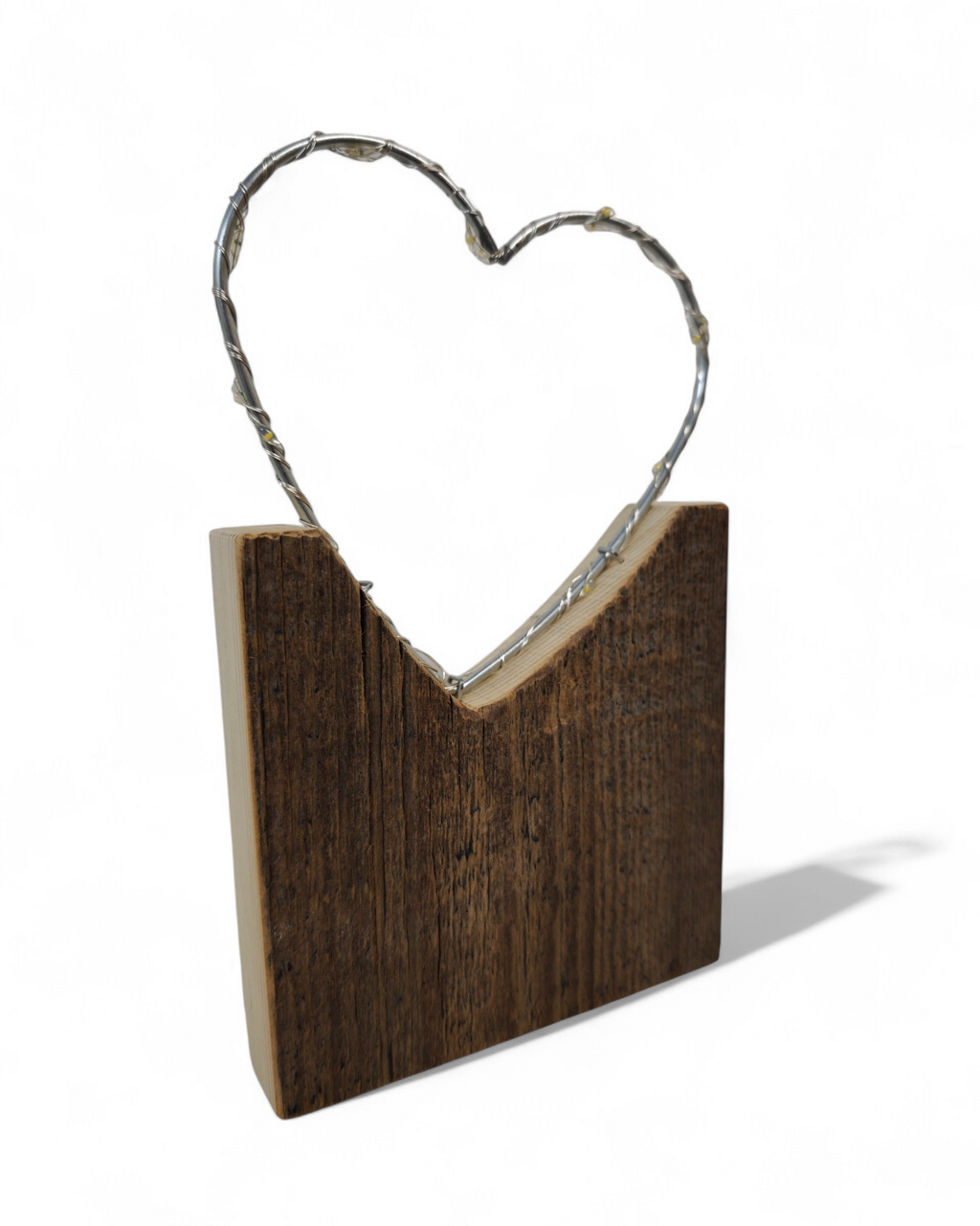 Handgefertigtes Leuchtherz mit Metallherz und Altholzsockel. 