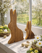 Dekorative Osterhasen aus Altholz am Fensterbrett. Liebevolle Geschenksidee aus Tirol. 