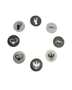 Untersetzer Set aus Hell- und Dunkelgrauem Filz mit unterschiedlichen Motiven. 