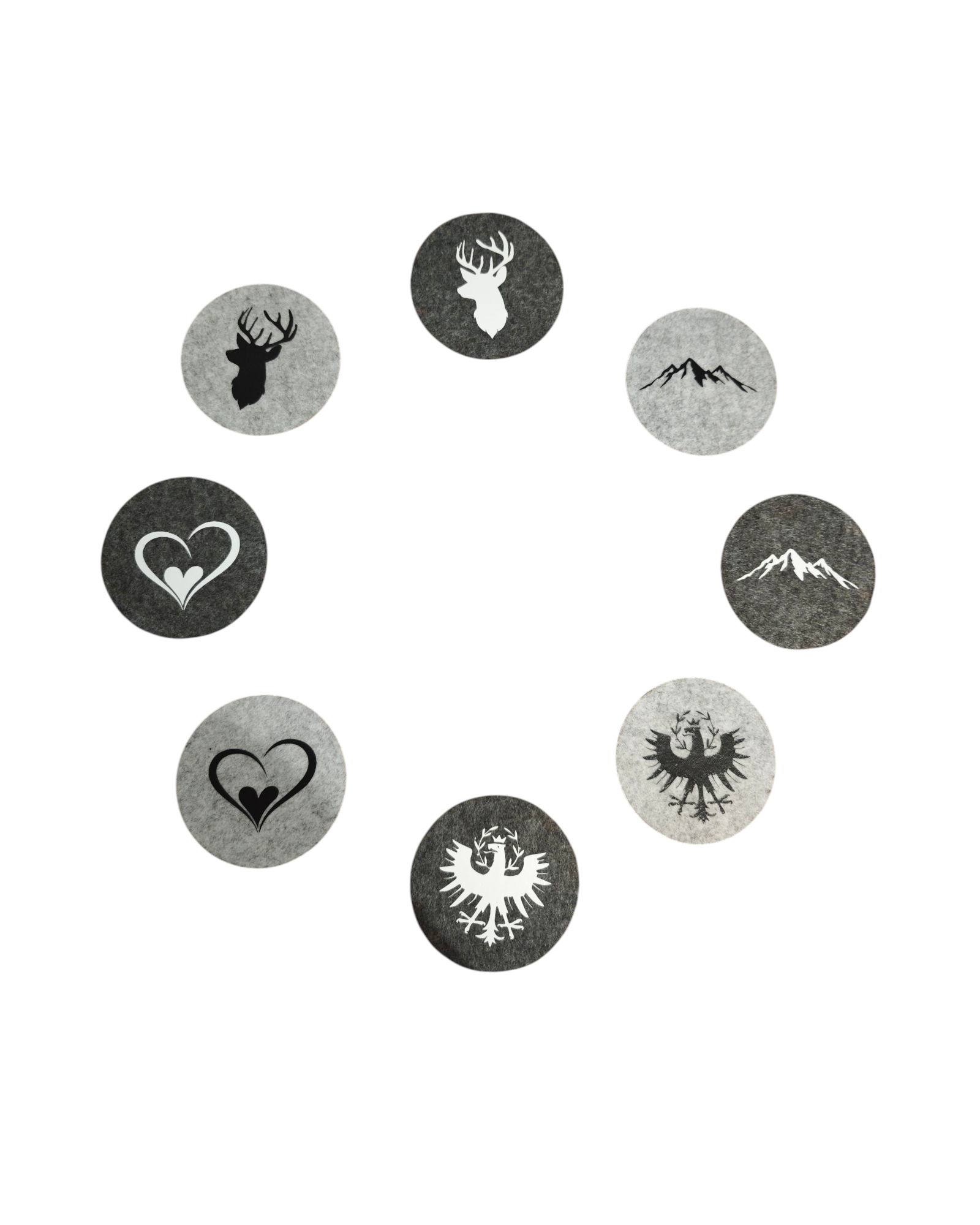 Untersetzer Set aus Hell- und Dunkelgrauem Filz mit unterschiedlichen Motiven. 