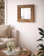 Handgefertigter Spiegel mit Altholzrahmen in einer modernen Wohnung an der Wand. 