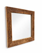 Spiegel mit Rahmen aus Altholz in der Seitenansicht. 