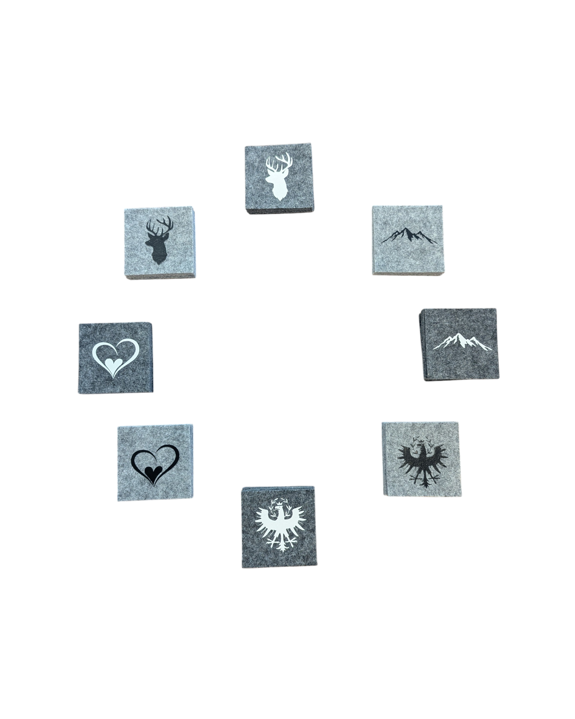 Handgemachter Untersetzer für Gläser und Tassen in hellgrau und dunkelgrau mit verschiedenen Motiven. 