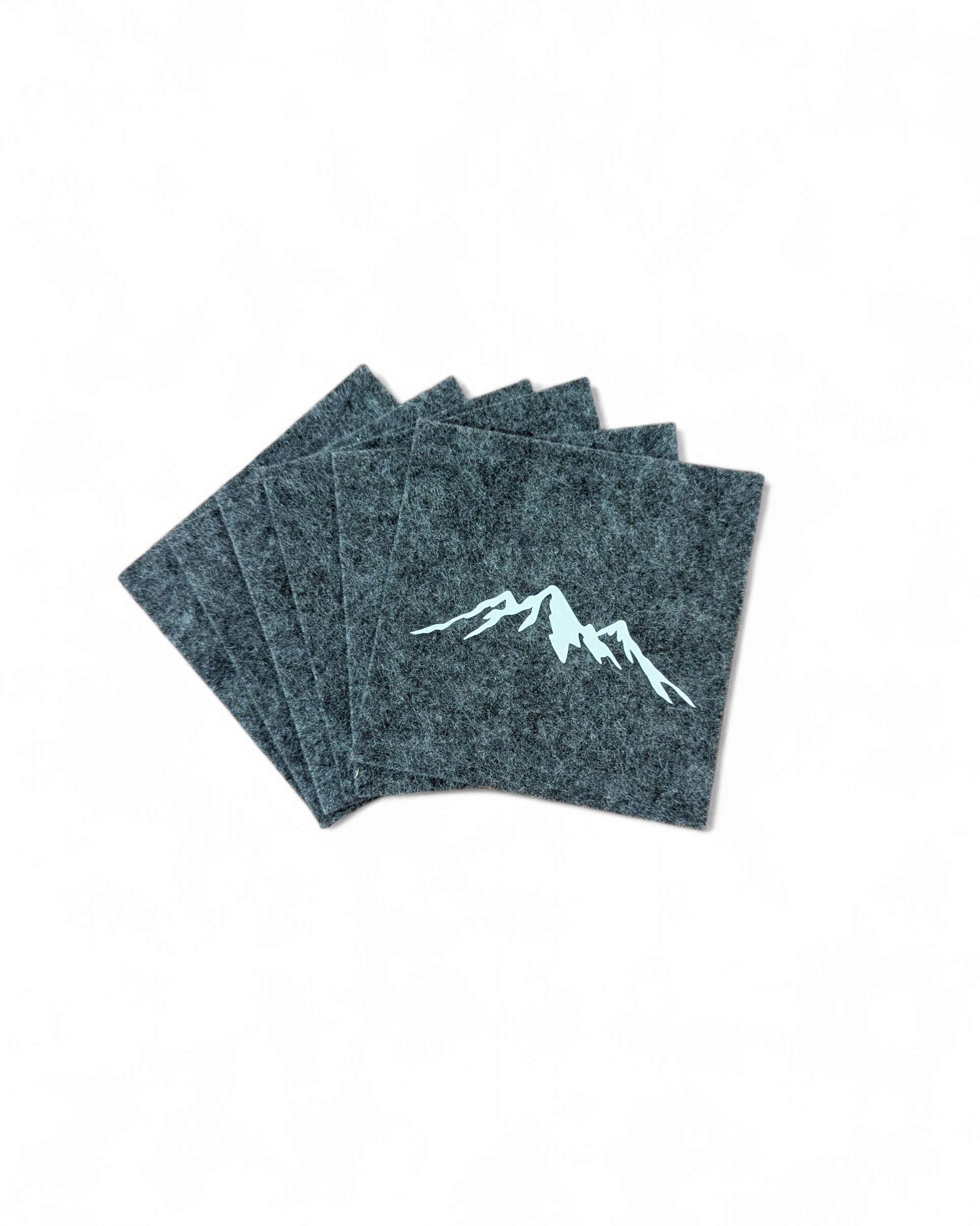 Untersetzer Set mit 6 Stück in dunkelgrauem Filz mit weißem Bergmotiv. 