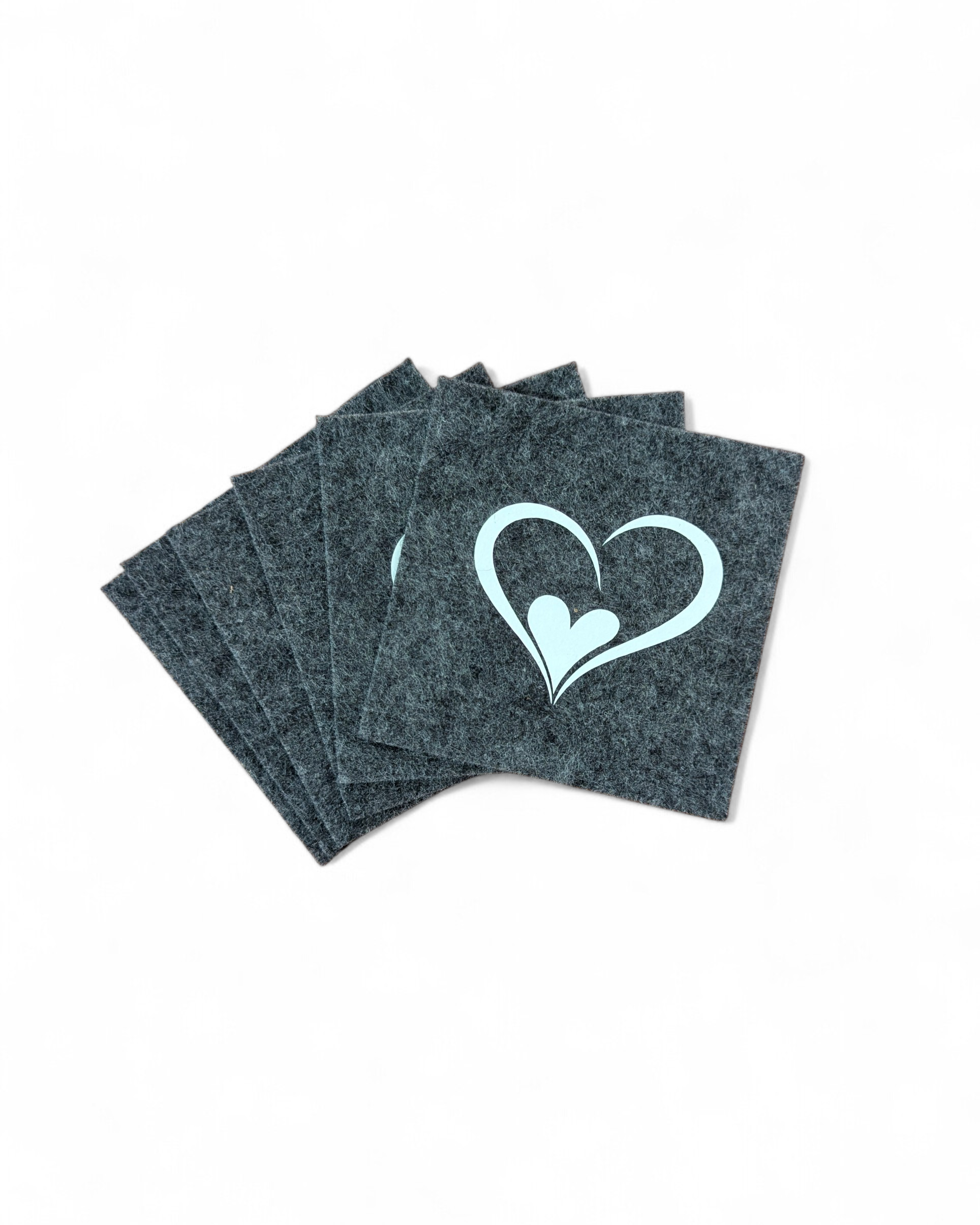 Untersetzer Set mit 6 Stück in dunkelgrauem Filz mit weißem Herz. 