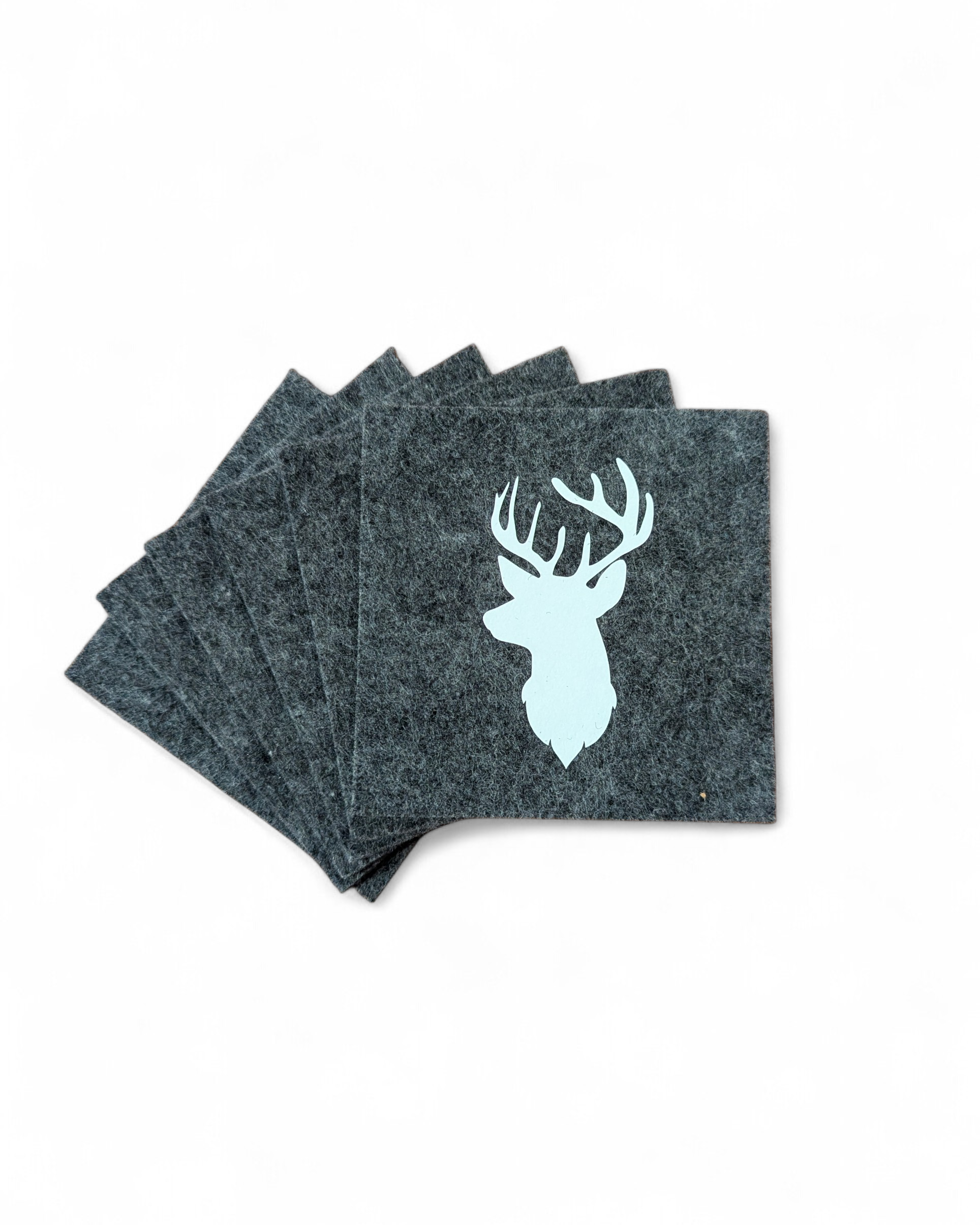 Untersetzer Set mit 6 Stück in dunkelgrauem Filz mit weißem Hirschkopf. 