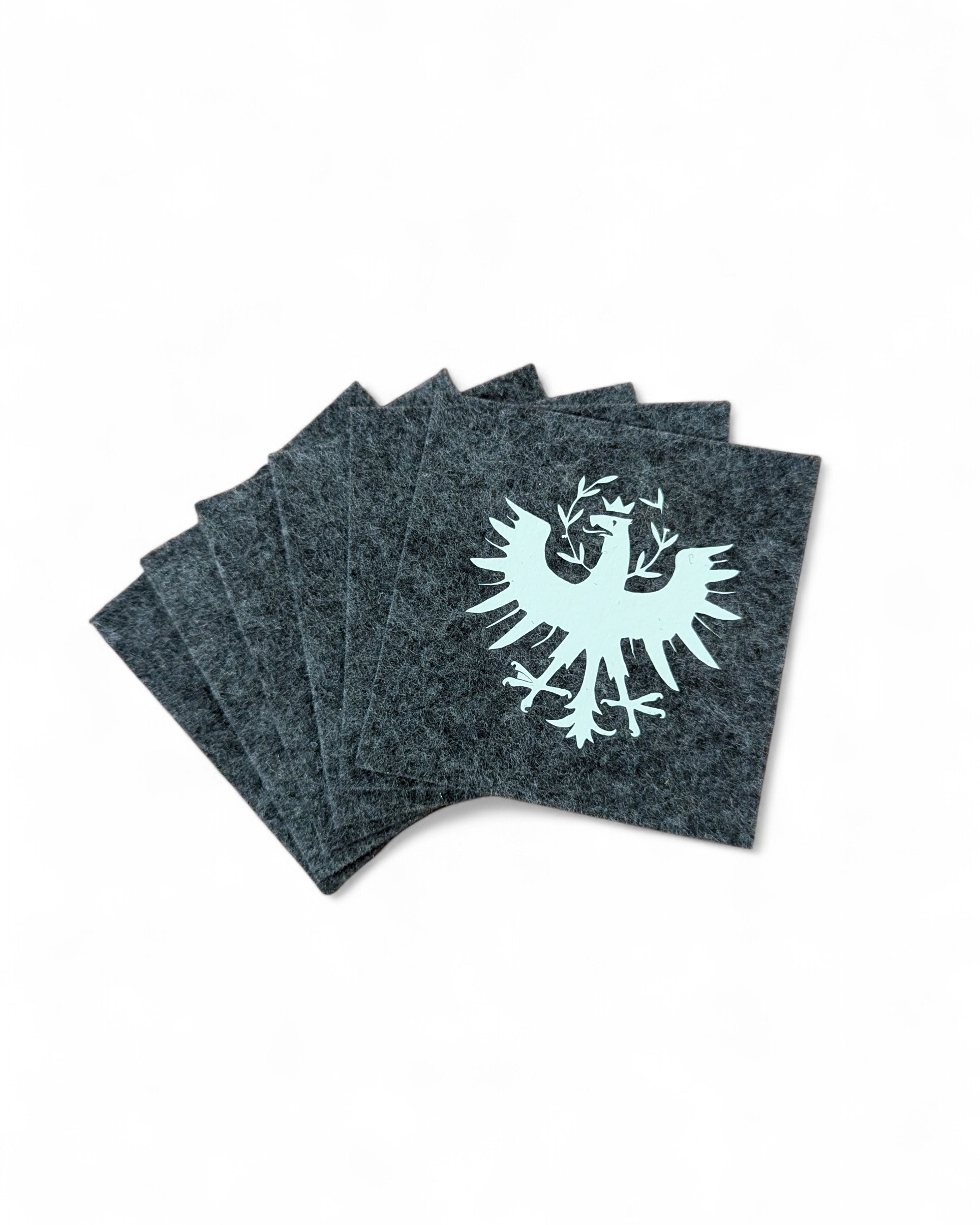 Untersetzer Set mit 6 Stück in dunkelgrauem Filz mit weißem Tiroler Adler. 