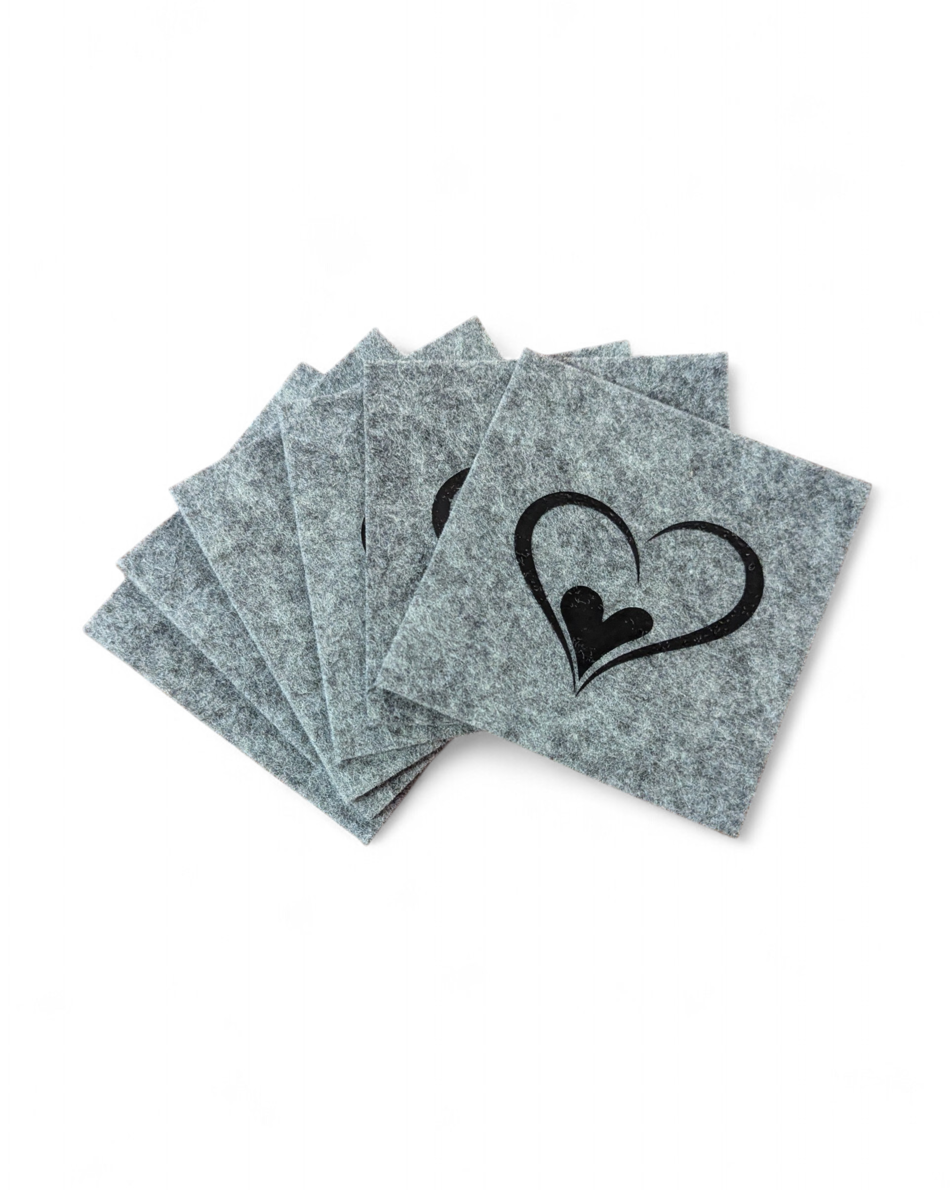 Untersetzer Set mit 6 Stück in hellgrauem Filz mit schwarzem Herz. 