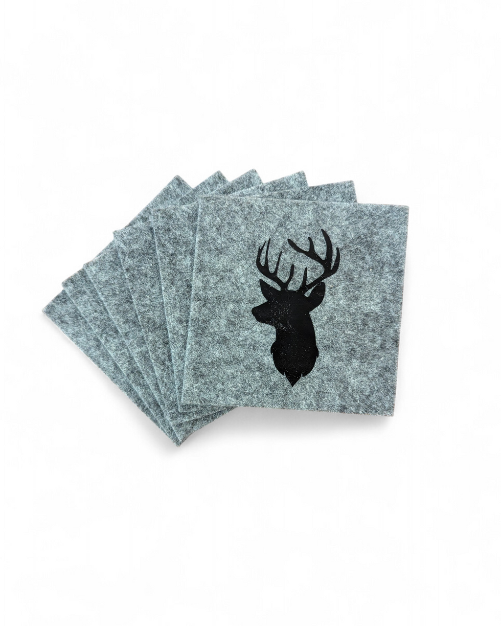 Untersetzer Set mit 6 Stück in hellgrauem Filz mit schwarzem Hirschkopf. 