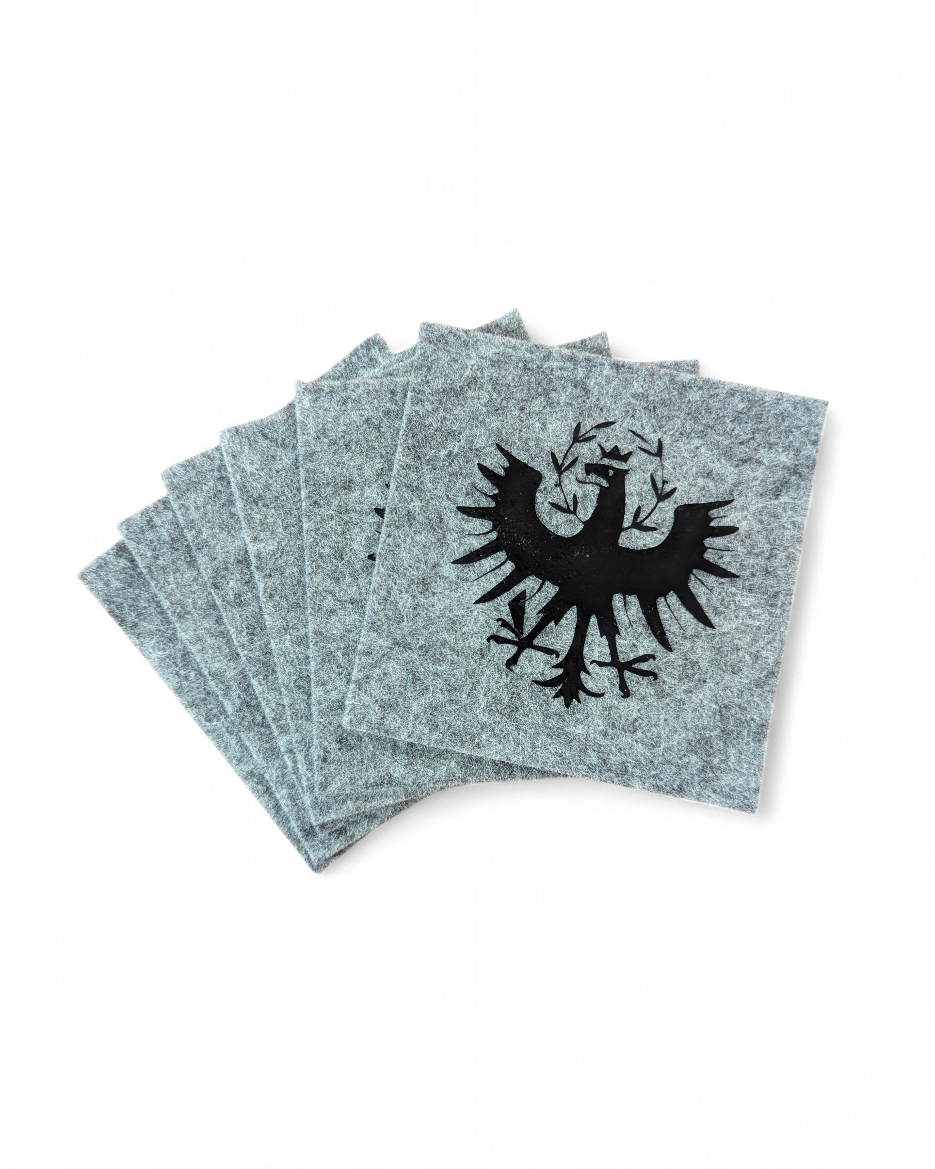 Untersetzer Set mit 6 Stück in hellgrauem Filz mit svhwarzem Tiroler Adler. 