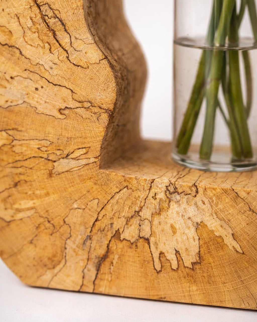 Detailaufnahme des Holzes einer Birkenvase aus gespaltener Birke in der Farbvariante Geölt mit Flachglas. 