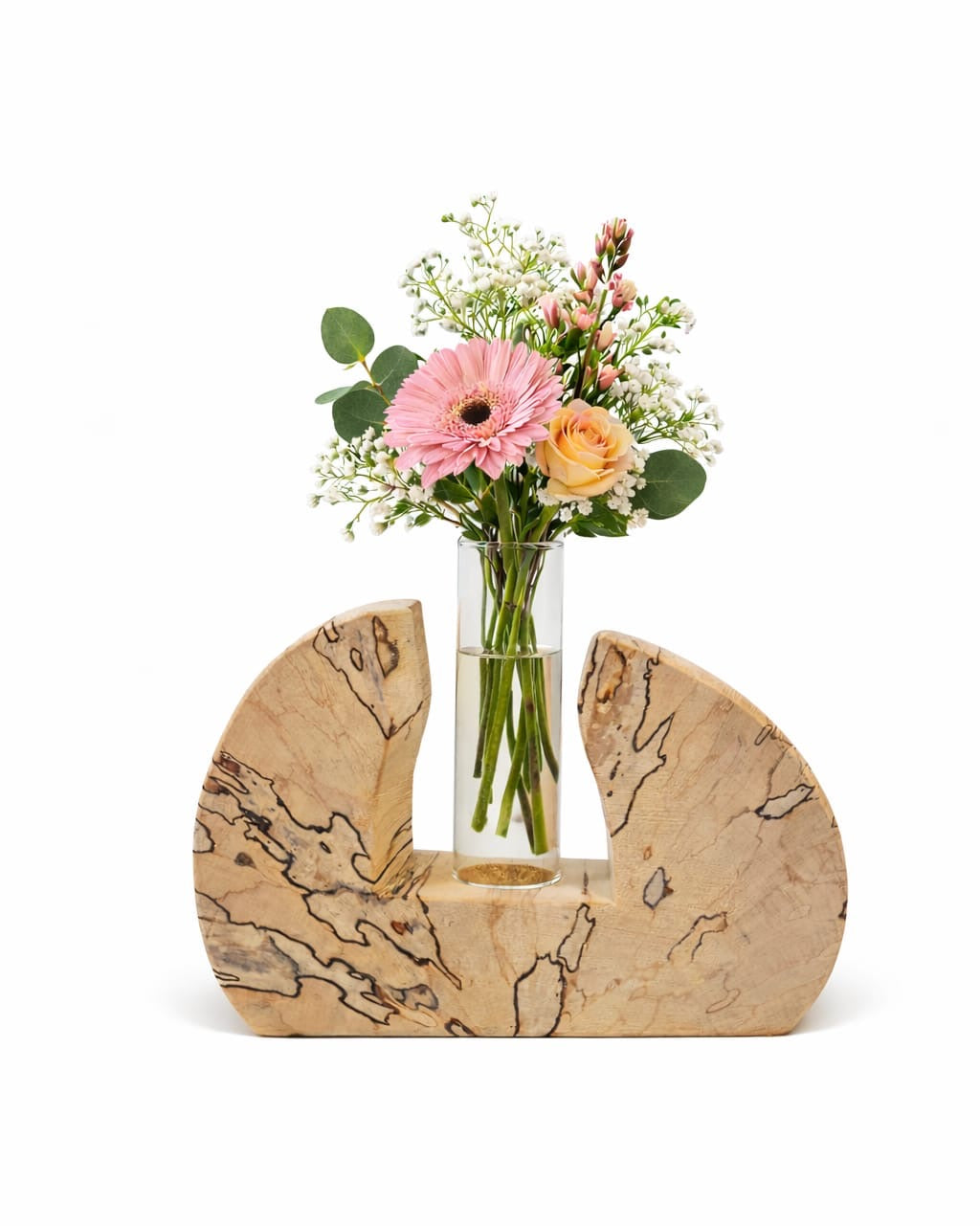 Birkenvase aus gespaltener Birke in der Farbvariante Natur mit Flachglas und Blumenstrauß. 