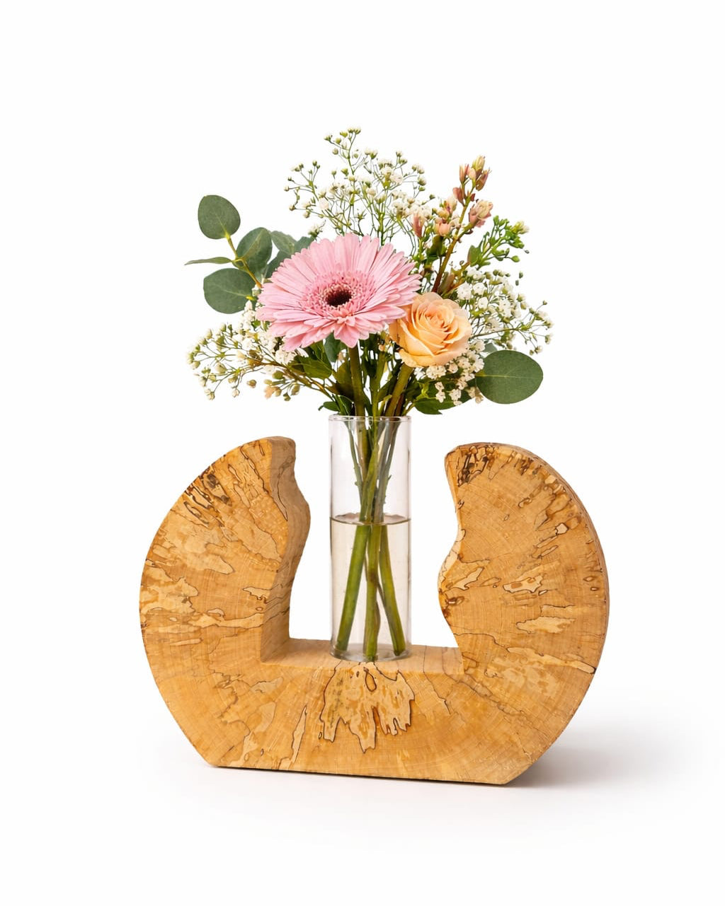 Birkenvase aus gespaltener Birke in der Farbvariante Geölt mit Flachglas und Blumenstrauß. 