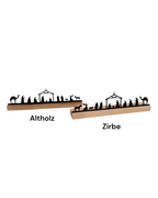 Handgefertigte Krippen aus Metall und zwei verschiedene Holzvarianten. 